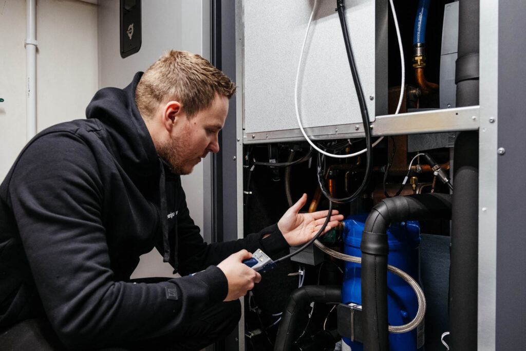 Våra certifierade kyltekniker, godkända av INCERT, säkerställer att din värmepump fungerar effektivt och att miljöpåverkan minimeras.