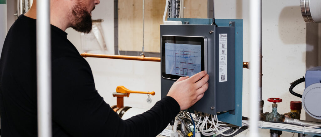 Vi erbjuder bostadsrättsföreningar och fastighetsägare installation av vårt smarta PLC-system, som optimerar undercentralen med övervakning, larmhantering och intelligent värmestyrning via trådlösa lägenhetssensorer.